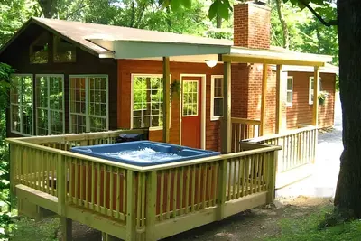 Image de \"Hot Tub Heaven Cabin # 8 - Cabanes à louer à Linden, Virginie