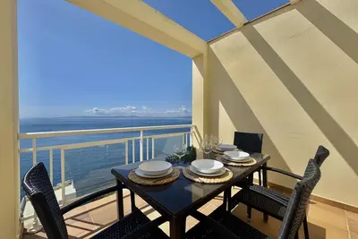 Image de 1. Appartement avec magnifique vue sur la Baie de Roses et piscine communautaire.