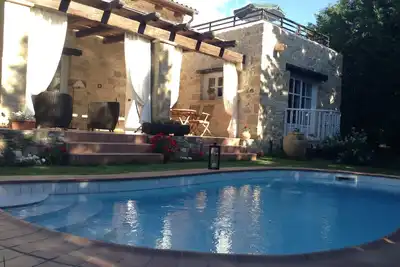 Image de Piscine privée et jardin de la Villa Rhapsody de Rock House près de tout à pied
