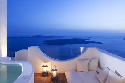 Image de Villa Morpheus se trouve à Imerovigli, sur le bord de la falaise dans un cadre magnifique.