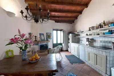 Chalet soigneusement restauré dans un village de montagne pittoresque.