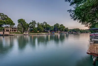 Image de Lac McQueeney Waterfront Gem avec quai pour bateau, balcon, grand double lot