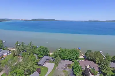 Image de Belle maison au bord du lac sur la rive sud du lac Big Glen