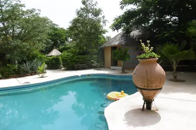Image de maison d'hôtes dans un jardin tropical