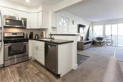 Image de Moderne Dp Condo-meublé mensuel-près de la plage!