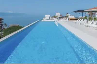 Image de Condo de luxe au quatrième étage. Étapes vers la plage, les restaurants et la vie nocturne!
