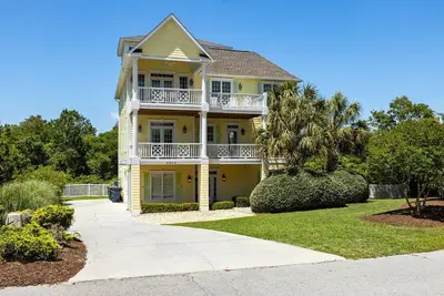 Image de Disque août disponible! Maison Oceanside avec piscine privée et salle multimédia, COMMODITÉS Galore