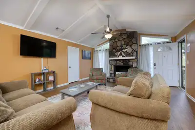 Image de OlColumbus Cabin w / cour clôturée. 20 min à Benning. 8 personnes! Animaux acceptés✨