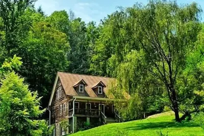 Image de Grande maison est idéal pour les familles et a un accès très facile! Véranda couverte
