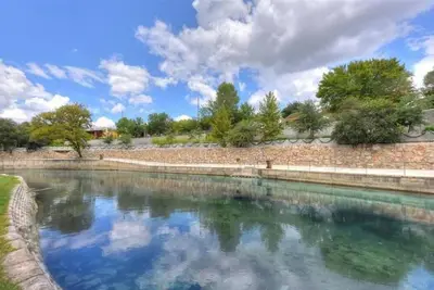 Image de Comal River Condo 353- se trouve juste sur la rivière Comal!