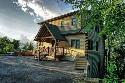 Image de Belle cabane en rondins avec vue sur la montagne à longue portée. Jacuzzi! Table de billard!