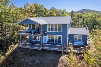 Image de La cabine offre luxe, commodité et une vue imprenable sur les montagnes enfumées