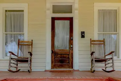 Image de PorWrap-Around Porch Uptown Columbus. Près de la rivière. Animaux acceptés✨