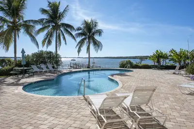 Image de Regardez les dauphins depuis le balcon! Entièrement équipé. Bain à remous et piscine. # 410