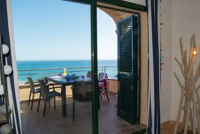Appartement première ligne, vues spectaculaires sur la mer. Piscine et jardin. Parquing. A \/ C. Begur