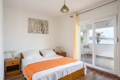 Image de Appartement de deux chambres avec la terrasse et la vue sur le mer Rogoznica (A-11929-a)