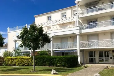 Image de Appartement avec jardin, piscine et parking, près de la mer