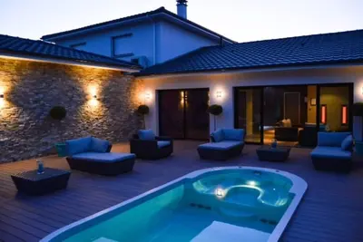 Image de Villa piscine chauffée à 10 minutes de Bordeaux au vert, au calme idéale groupe