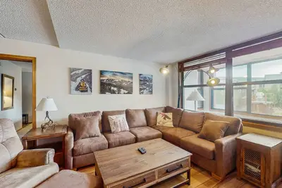 Image de Condo familial w / solarium privé, cuisine et bain à remous partagé - marchez pour soulever!