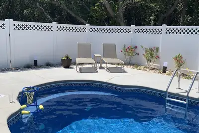 Image de Plongez dans une nouvelle piscine ou détendez-vous à la plage mais ne vous asseyez pas dans la circulation!