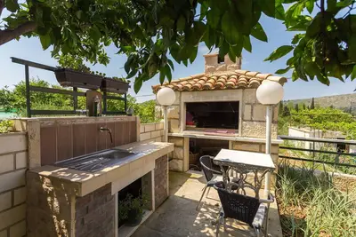 Belle chambre neuve près de Dubrovnik avec balcon et salle de bain privée.