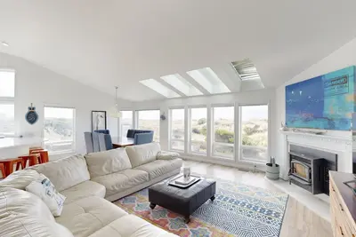 Image de Accueil Waterfront w / un bain à remous privé, Ping-Pong, piscine partagée et courts de tennis!