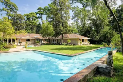 Fabulous Yard Great Location