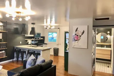 Image de Auto-enregistrement facile pour une maison située au centre - Séjournez à Lazy Llama House!