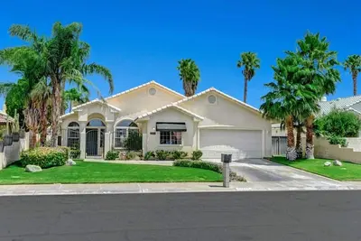 Image de Belle maison unifamiliale - 3br / 2ba w / Pool & Spa et Animaux acceptés