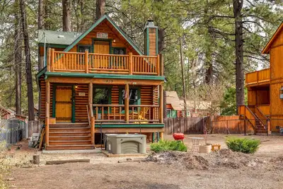 Image de Bear Lake Hideaway: Deux chalets en bois avec foyer et bain Ă remous. Marchez vers le lac!