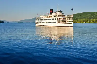 Image de Lake George Village et la plage Million Dollar Ă quelques pas