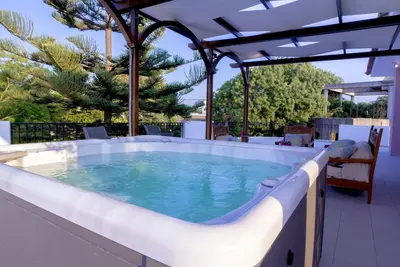 Image de Villa de quatre étages sur quatre chambres, très bien situé, jacuzzi extérieur, piscine et jardin!