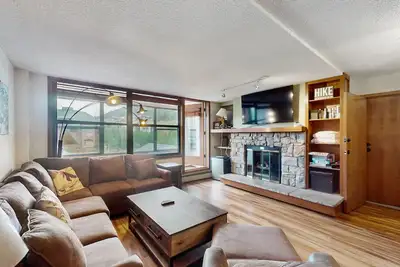 Image de Spacieuse suite du centre du village avec véranda privée et bain à remous commun - à pied de l'ascenseur