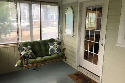 Image de Cottage Cape Cod classique avec droit de plage privée sur deux plages de l'étang