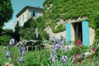 Image de Plain pied de charme 70m², jardin privé de 100m²  vue sur fontaines, platanes
