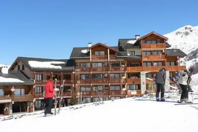 Image de 200m du centre station, 3ème étage, vue pistes de ski, balcon, télévision, casier à ski, 48m²