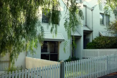 Image de Charan Lane, maison de ville confortable dans un quartier de Heritage Inner Suburb