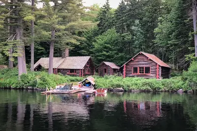 Image de Authentique expérience Adirondack Lakeside Log Cabins