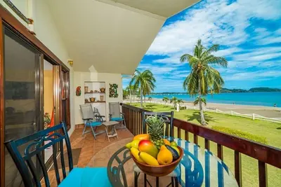Image de Pieds dans le sable, vue sur la mer, 1 Br 1ba, piscine face Ă la mer