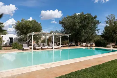 Villa avec piscine entourée d'une magnifique oliveraie