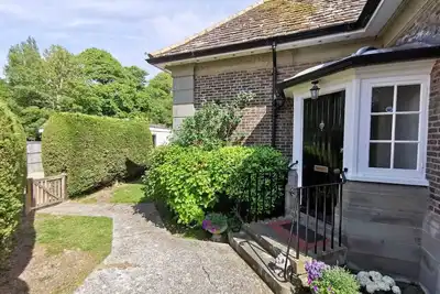 Image de Maison de porte magnifiquement rénovée à 4 minutes à pied de la plage