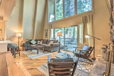 Image de Nouveau! Cabine avec terrasse et barbecue - 1 pâté de maisons du lac Tahoe!