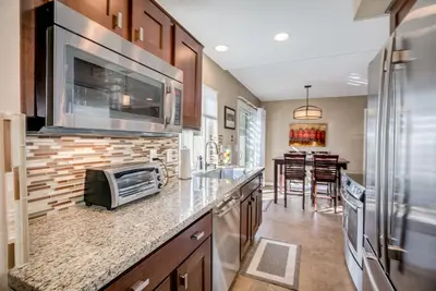 Image de Golf Community Townhouse avec des commodités à profusion! Séjour minimum de 30 nuits!