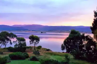 Image de Edzell - Luxe Waterfront sur le lac Jindabyne dans les montagnes australiennes enneigées