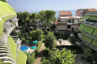 Vue mer avec piscine et beau jardin