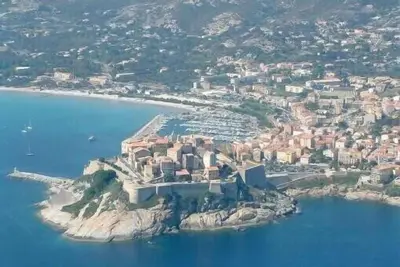 T2 très lumineux calme climatisé plage commerces a 100m parking privé sécurise