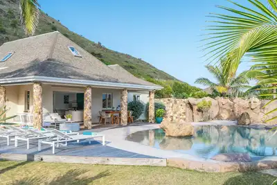 Image de Superbe piscine chauffée de style plage, à quelques pas de la plage, transat, grande terrasse, Wifi gratuit, Ac