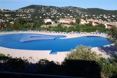 Image de T2 Avec Magnifique Vue Sur Golf Saint Tropez Et Piscine