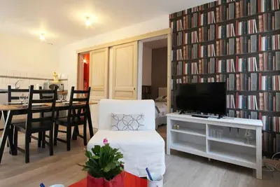Image de Appartement cosy au-dessus d'un café littéraire avec jardin et location de vélos, proche de Condé-en-Normandie