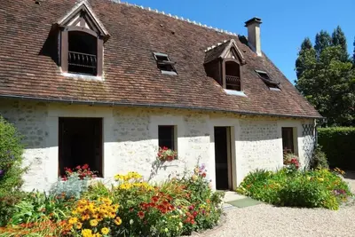 Image de Gîte familial avec grand jardin fleuri, cheminée et activités extérieures, proche Petite Cité de Caractère